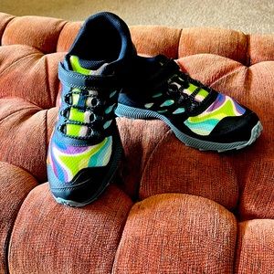 Merrell size 6 young adult sneaker. I wear a size 7 and these fit perfectly.
